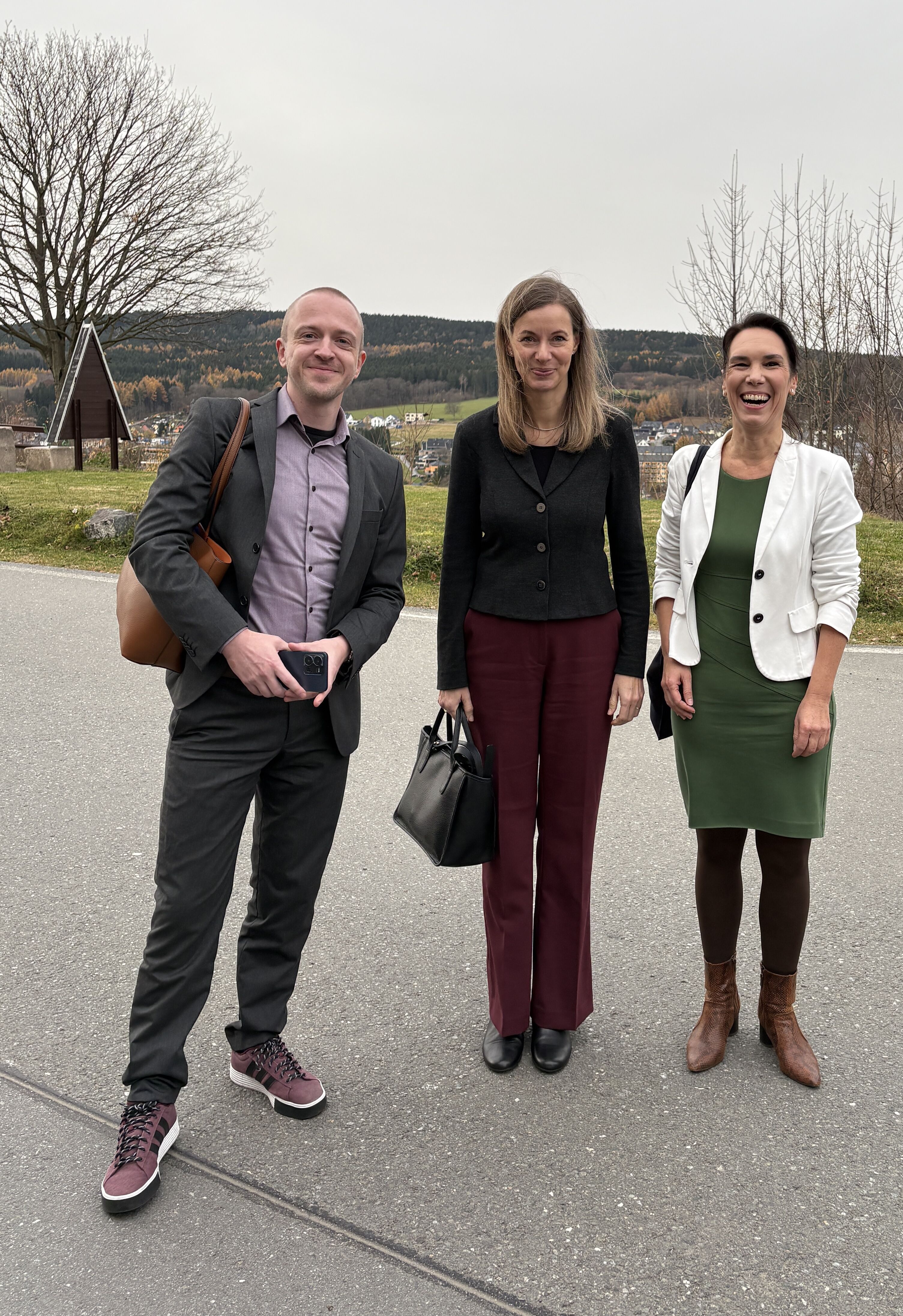 Gemeinsames Foto der Interreg-Verwaltungsbehörde mit Dr. Ivona Valhová (m.) / Společná fotografie Řídícího orgánu Interreg s Dr. Ivonou Valhovou (uprostřed) | Zinn und Sein