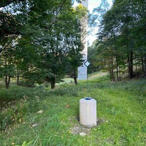Geländeerkundung im tschechischen Teil des Projektgebiets #5 | Copyright: ČGS - Pozorovací vrt KH-02 pod dálnicí D8. Grundwassermessstelle KH-02 unter der Autobahn D8.