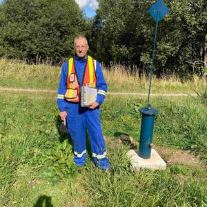 Geländeerkundung im tschechischen Teil des Projektgebiets #6 | Copyright: ČGS - Hydrogeolog u pozorovacího vrtu KH-04. Hydrogeologe an der Grundwassermessstelle KH-04.