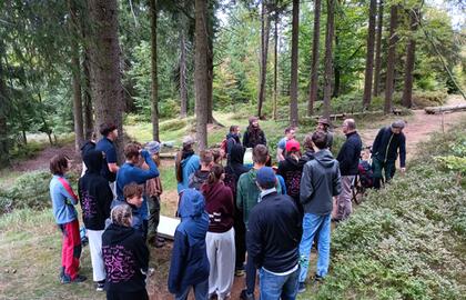 CZ/DE Freiwilligenaktion Bedřichov – Abbau und Reinigung von Zäunen und Abfällen im Wald