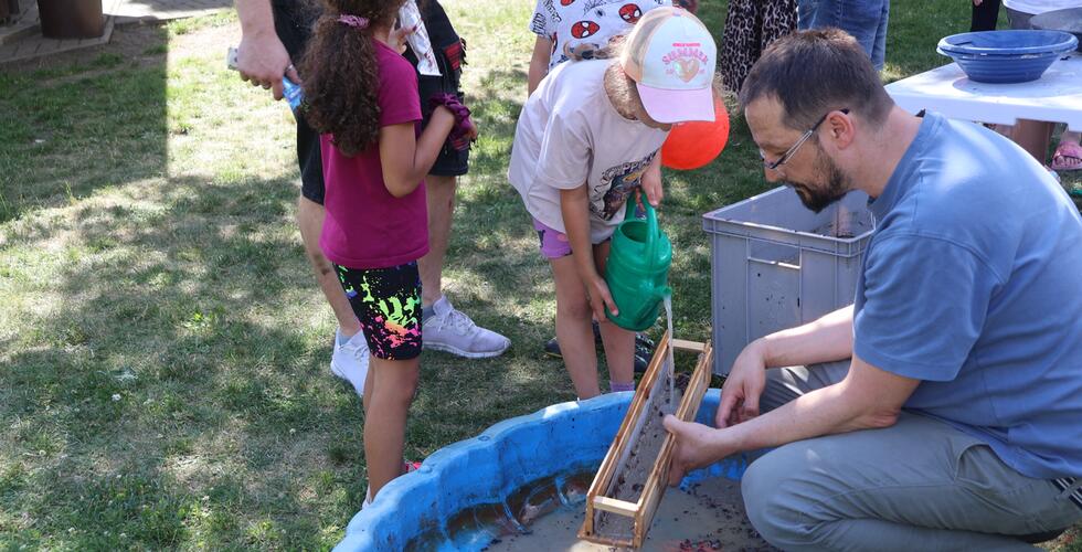 Projekt ArchaeoTin für die Kleinsten | Copyright: Die Kinder schlüpfen in die Rolle mittelalterlicher Seifner.