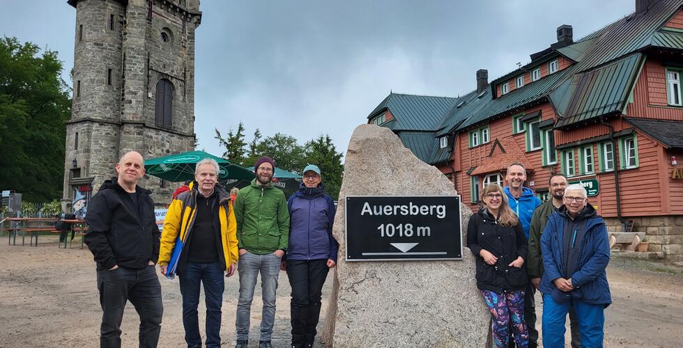 Internationales Forschertreffen zu den Zinnseifen im Erzgebirge | Copyright: Treffen der Forschergruppe am 1. Tag auf dem Gipfel des Auersberges, v.r.n.l. Christiane Hemker (LfA), Krystof Derner (Uapp Most), Matthias Schubert (LfA), Jana Doležalová (Uapp Most), Grit Neubauer (