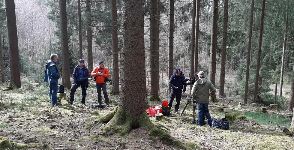 Sächsische Zeitung und MDR-Sachsenspiegel mit dem ArchaeoTin-Team im Greifenbachtal | Copyright: Der Wissenschaftsredakteur der SZ S. Schön und der Fotograf J. Loesel im Gespräch mit G. Neubauer an den Relikten eines 800 Jahre alten Meilerplatzes. © Roots H. Hönig