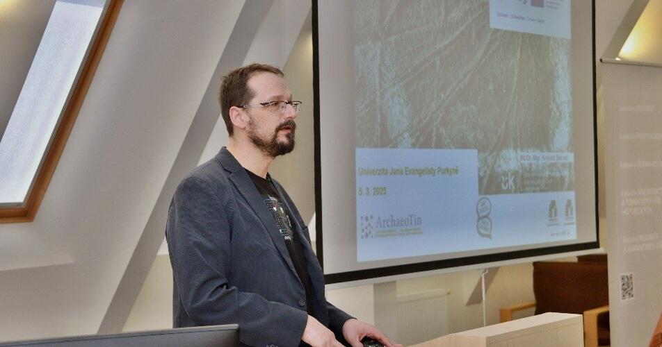 Über neue archäologische Entdeckungen an der Philosophischen Fakultät, UJEP | Copyright: K. Derner beim Vortrag an der UJEP. Foto ÚAPP Most.