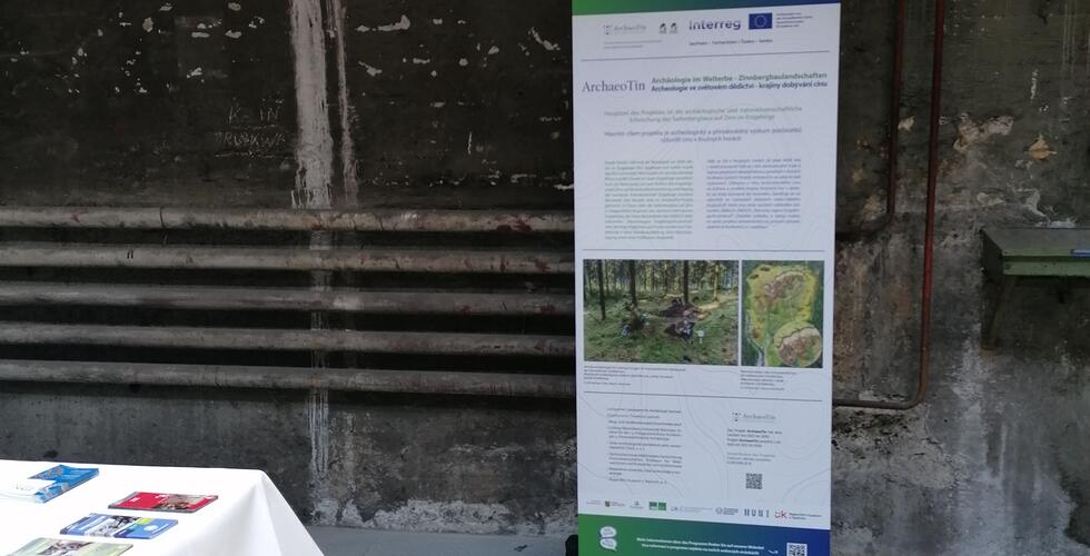 ArchaeoTin auf der Tagung „Textilien im Bergbau“ in Goslar vertreten | Copyright: Das Rollup des ArchaeoTin-Projektes im Tagungsraum in der ehemaligen Waschkaue auf dem Rammelsberg. Foto N. Will, LfA.