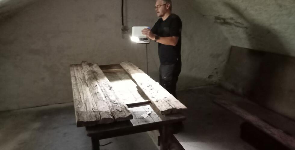 Scanarbeiten des ArchaeoTin-Teams im Schatzhaus Erzgebirge in Eibenstock | Copyright: Im Keller des Schatzhauses: Die Hölzer des Waschkastens werden mit dem 3D-Scanner aufgenommen (© F. Schröder, LfA).