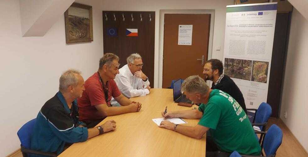 Společný workshop v mosteckém muzeu | Copyright: Teilnehmer des Workshops: Von links nach rechts: V. Vysloužil, M. Šusta, Z. Jakš (Direktor PTM), K. Derner (ÚAPP SZČ), M. Kříž. Foto: H. Dernerová.