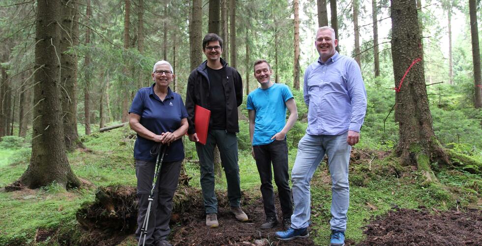 Exkursion des DBM-WiN in das Zinnseifenrelikt Schellerhau | Copyright: ArchaeoTin-Projektleiterin C. Hemker mit I. Löffler und Doktoranden des DBM-WiN in der Zinnseife Schellerhau. Foto H. Hönig.
