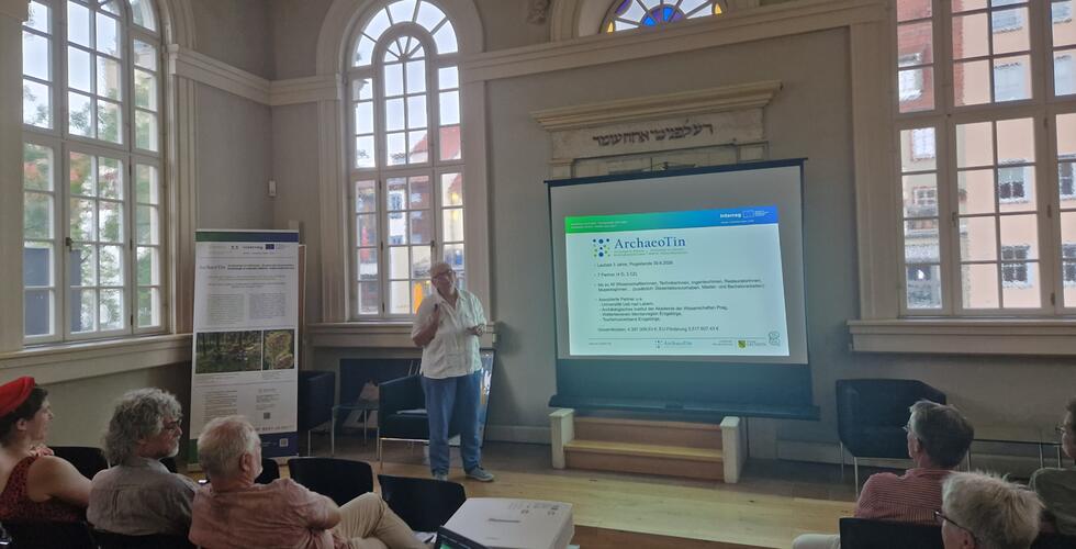Waldwirtschaft im Mittelalter - Ressourcen, Gewerbe und Siedlungsentwicklung | Copyright: ArchaeoTin Projektleiterin Dr. C. Hemker während ihres Vortrages bei der Handwerkstagung in Erfurt. Foto: G. Neubauer