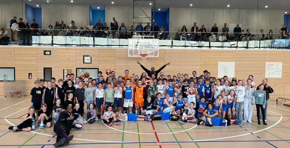 Harlem Globetrotters besuchen U12-Turnier in Dresden
