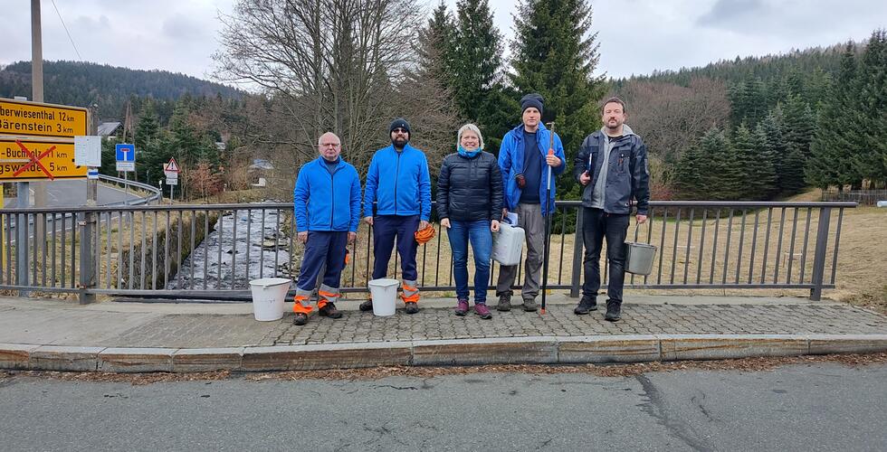 Gemeinsame Probenahme am Pöhlbach