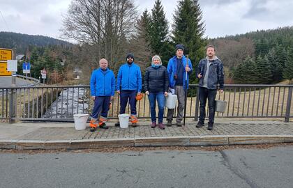 Gemeinsame Probenahme am Pöhlbach