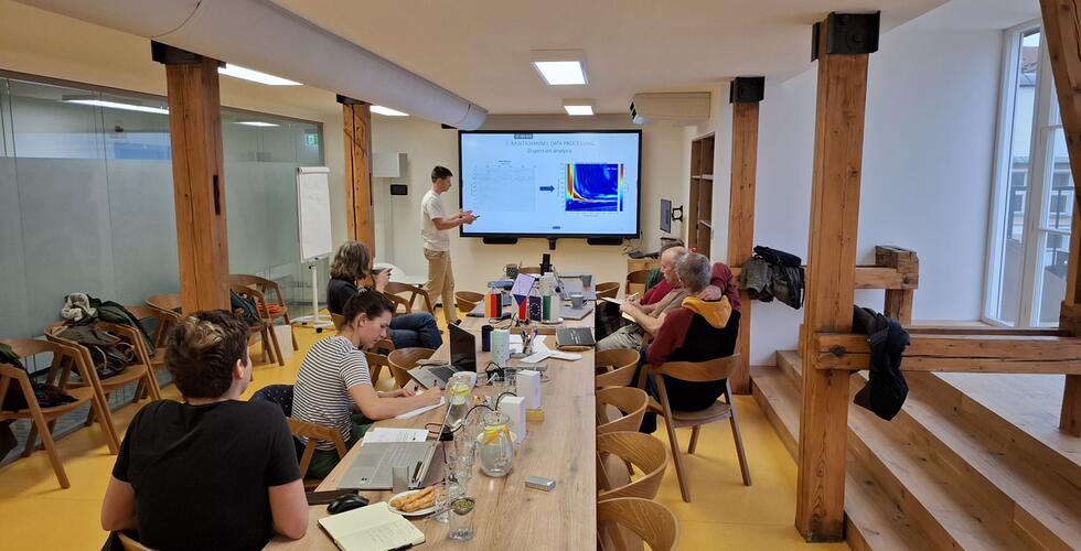 Open Research Institute Day - Kurz zpracování povrchových vln