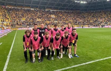 Decin jako sběrači míčů u profesionálů Dynama Drážďany