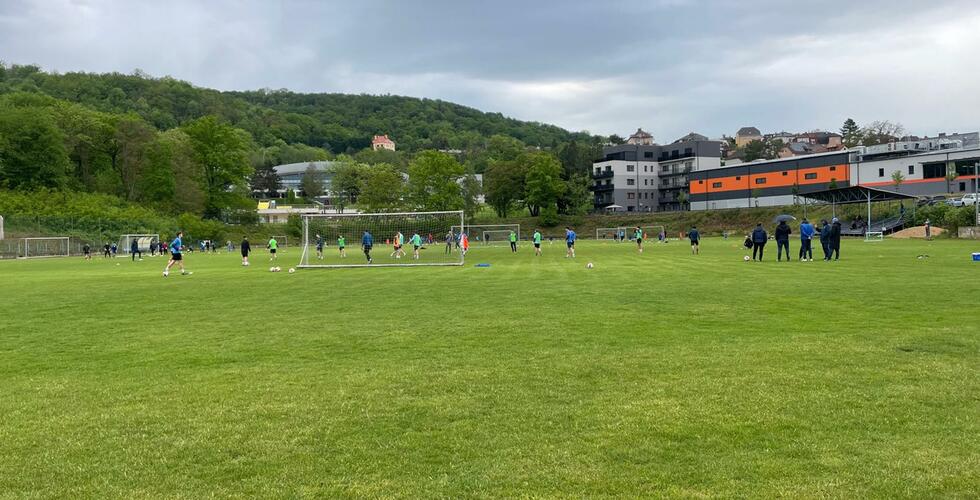 Trenér mládeže SGD vede trénink týmu U16 v Ústí nad Labem