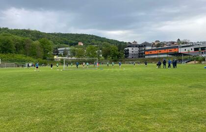 Trenér mládeže SGD vede trénink týmu U16 v Ústí nad Labem