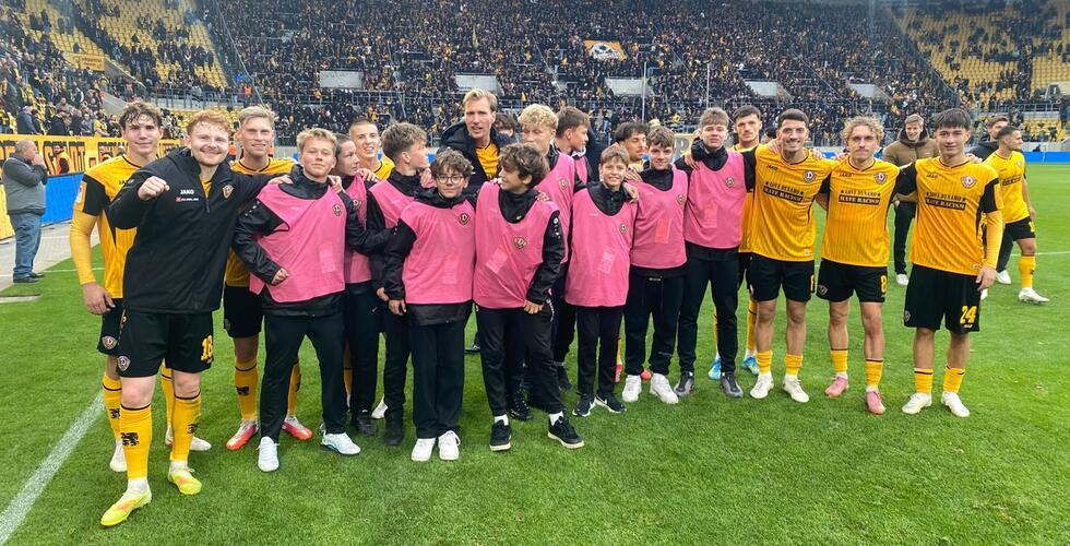Mladí hráči z Ústí nad Labem jako sběrači míčů na derby profesionálů Dynama