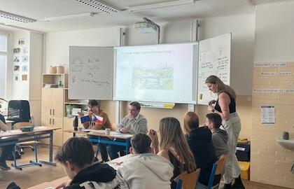 Most, kompromis a demokracie: Čeští a němečtí žáci si vyzkoušeli politiku nanečisto