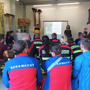 Společné školení na téma „Hašení požárů v prostorách s rizikem pádu“ a společné cvičení „K zásahům proti lesnímu požáru včetně dálkové dopravy vody lesem, nepřístupným terénem na Katzsteinu“ #1