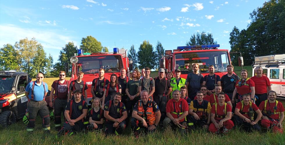 Společné školení na téma „Hašení požárů v prostorách s rizikem pádu“ a společné cvičení „K zásahům proti lesnímu požáru včetně dálkové dopravy vody lesem, nepřístupným terénem na Katzsteinu“
