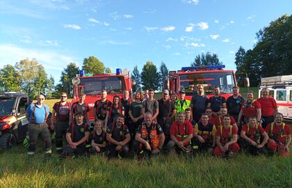 Společné školení na téma „Hašení požárů v prostorách s rizikem pádu“ a společné cvičení „K zásahům proti lesnímu požáru včetně dálkové dopravy vody lesem, nepřístupným terénem na Katzsteinu“