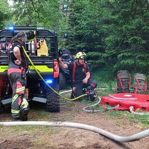 Velké cvičení na Quirlu #3 | Copyright: Čerpání vody do vaku z nově pořízené čtyřkoly hasičů Kytlic/Wasser wird von einem neu gekauften Quad der Feuerwehr von Kytlice in einen Sack gepumpt