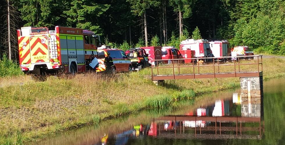 „Zásahy proti lesnímu požáru včetně dálkové dopravy vody lesem, nepřístupným terénem“