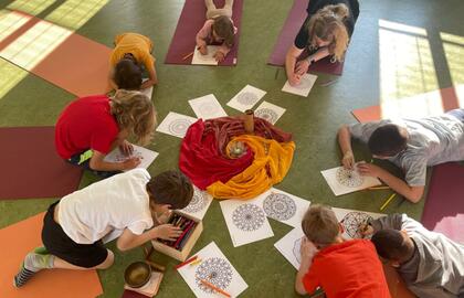 SCHKOLA Hartau - Begegnung von Klassen 1-3 (Yoga und Mandalas)