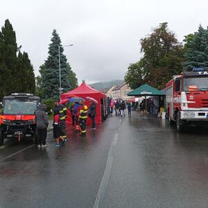 Öffentliche Veranstaltung mit einer Demonstration der Zusammenarbeit zwischen den Feuerwehrleuten von Velký Šenov und den Rettungskräften der DRK Sebnitz, einschließlich der feierlichen Übergabe des Q #4