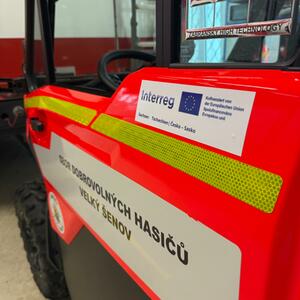 Öffentliche Veranstaltung mit einer Demonstration der Zusammenarbeit zwischen den Feuerwehrleuten von Velký Šenov und den Rettungskräften der DRK Sebnitz, einschließlich der feierlichen Übergabe des Q #6