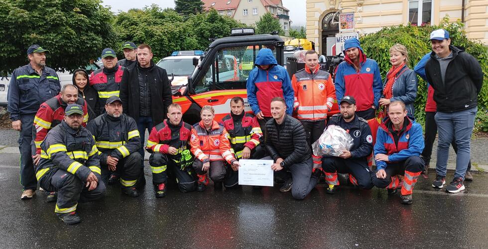 Öffentliche Veranstaltung mit einer Demonstration der Zusammenarbeit zwischen den Feuerwehrleuten von Velký Šenov und den Rettungskräften der DRK Sebnitz, einschließlich der feierlichen Übergabe des Q