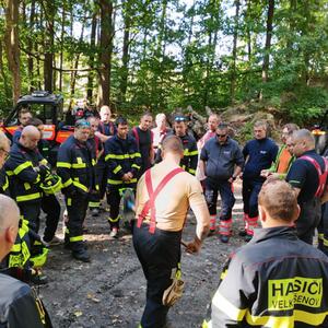 Gemeinsame Übung zum Thema Maßnahmen gegen Waldbrände einschließlich Fernwassertransport durch den Wald, unzugängliches Gelände #1
