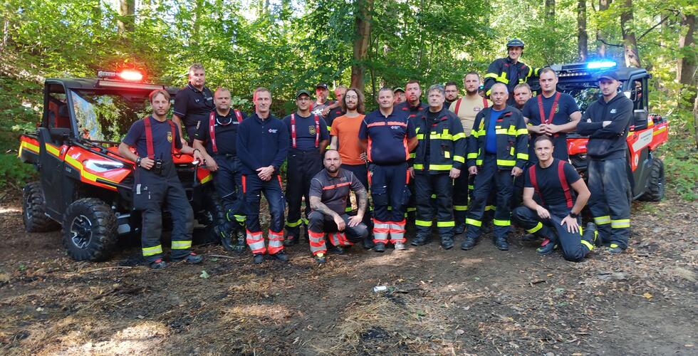 Gemeinsame Übung zum Thema Maßnahmen gegen Waldbrände einschließlich Fernwassertransport durch den Wald, unzugängliches Gelände