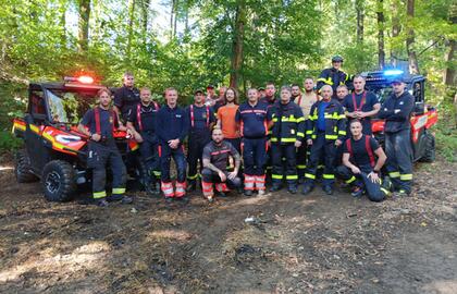 Gemeinsame Übung zum Thema Maßnahmen gegen Waldbrände einschließlich Fernwassertransport durch den Wald, unzugängliches Gelände