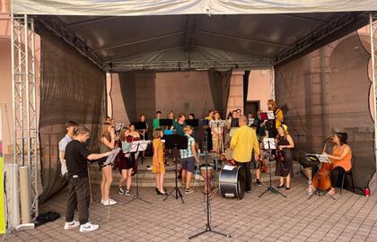 »Wurzeln und Flügel – Roots and Wings – Kořeny a křídla«