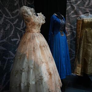 Originální filmové kostýmy ze studií Barrandov v Praze a z Barrandov Studios a Česká televize #1