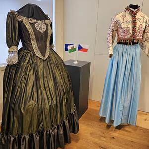 Originální filmové kostýmy ze studií Barrandov v Praze a z Barrandov Studios a Česká televize #2